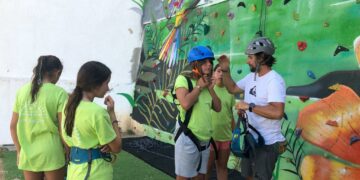 Alumnos de la Escuela de Verano de Secadero disfrutan el Rocódromo municipal de Casares