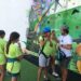 Alumnos de la Escuela de Verano de Secadero disfrutan el Rocódromo municipal de Casares
