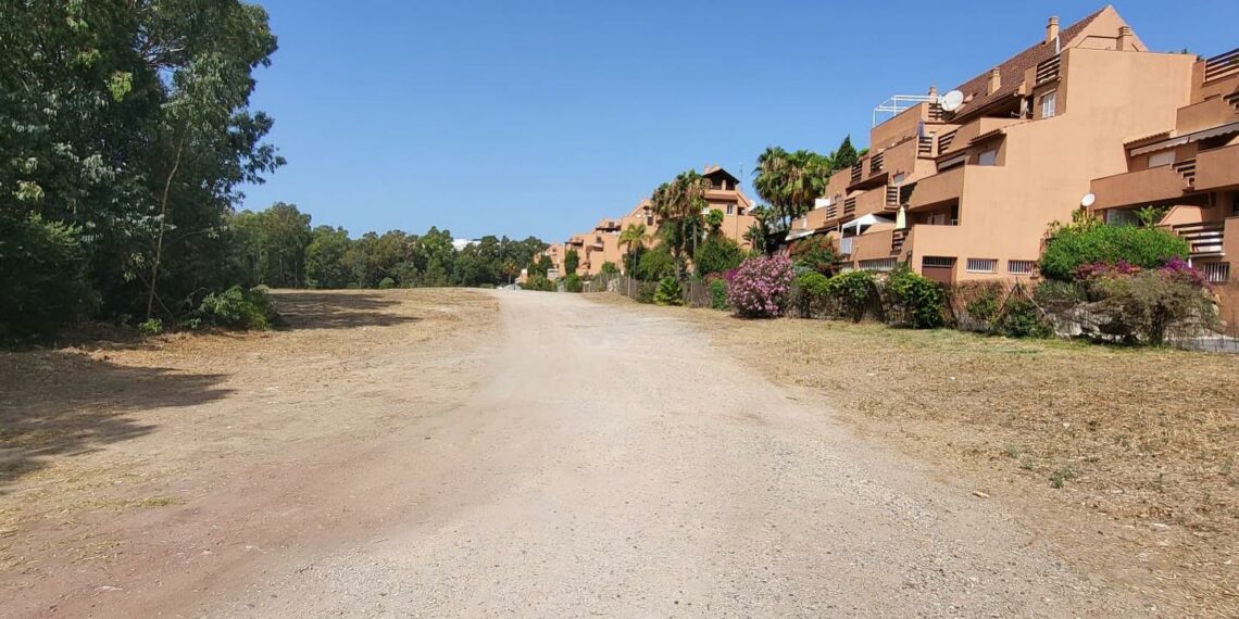 Habilitado en Casares Costa una parcela de parking público durante el verano