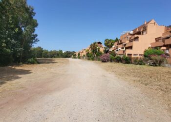 Habilitado en Casares Costa una parcela de parking público durante el verano