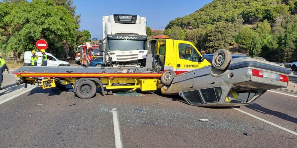Aparatoso accidente en Fuengirola a primera hora de la mañana