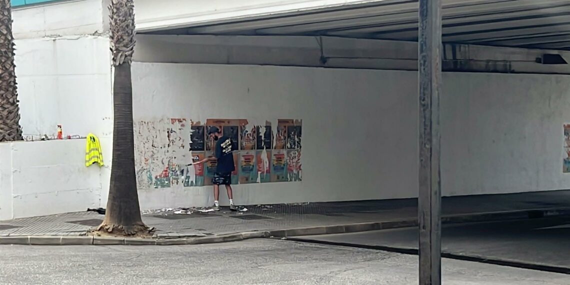 Torremolinos mejora la estética de su mobiliario urbano con la retirada de carteles en espacios no habilitados