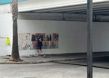 Torremolinos mejora la estética de su mobiliario urbano con la retirada de carteles en espacios no habilitados