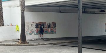 Torremolinos mejora la estética de su mobiliario urbano con la retirada de carteles en espacios no habilitados