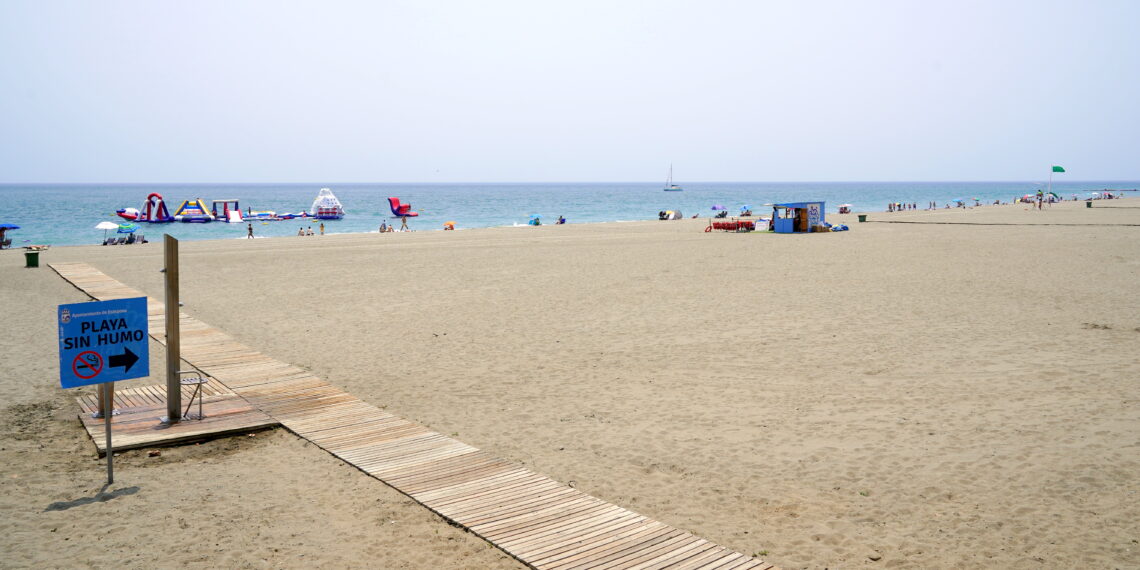 Estepona cuenta con una ‘Playa sin Humo’ para promover hábitos de vida saludables