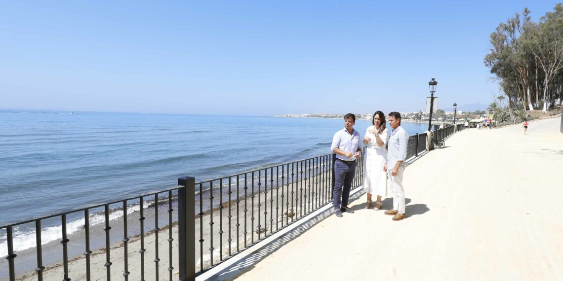 Finaliza la sustitución de 2,5 kilómetros de barandillas del Paseo Marítimo entre la playa del Ancón y Don Pepe