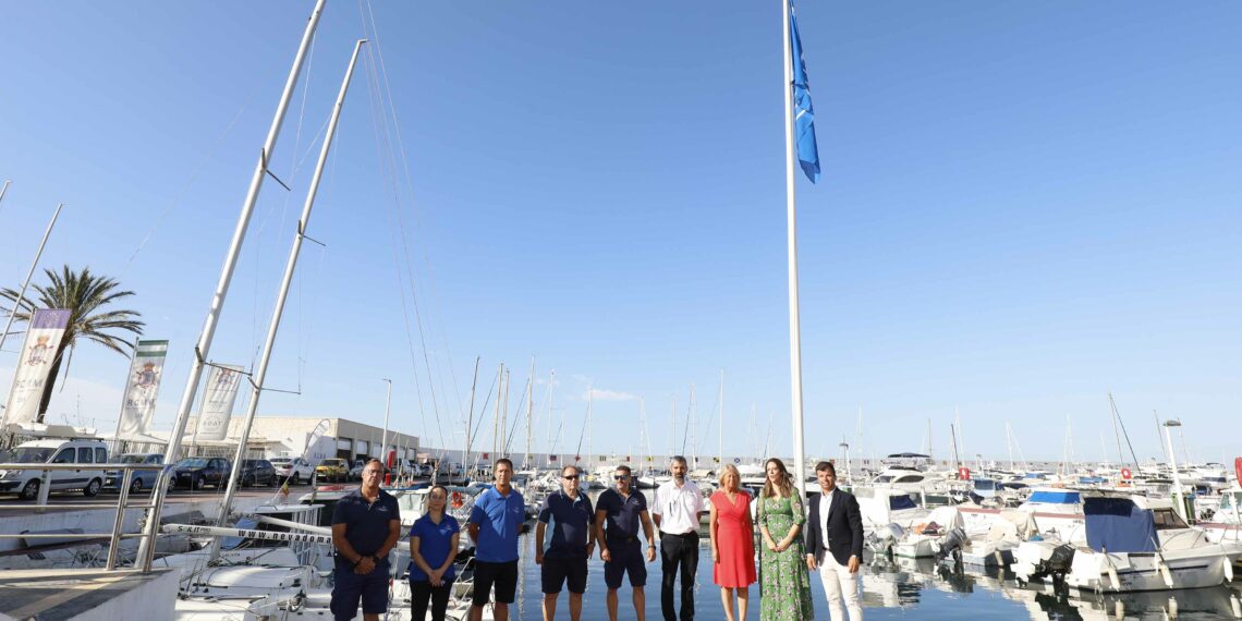 Marbella luce las nuevas once bandera azules en sus puertos y playas
