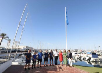 Marbella luce las nuevas once bandera azules en sus puertos y playas