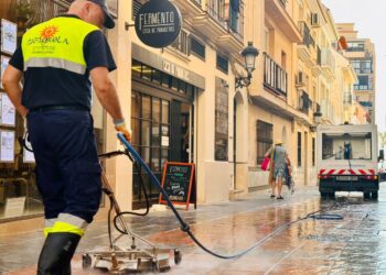 Fuengirola intensifica la limpieza con un dispositivo especial de eliminación de manchas