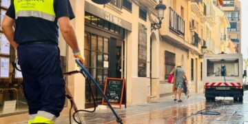 Fuengirola intensifica la limpieza con un dispositivo especial de eliminación de manchas