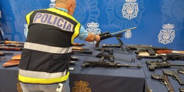 Encuentran un arsenal de armas de fuego y munición en una vivienda de Estepona