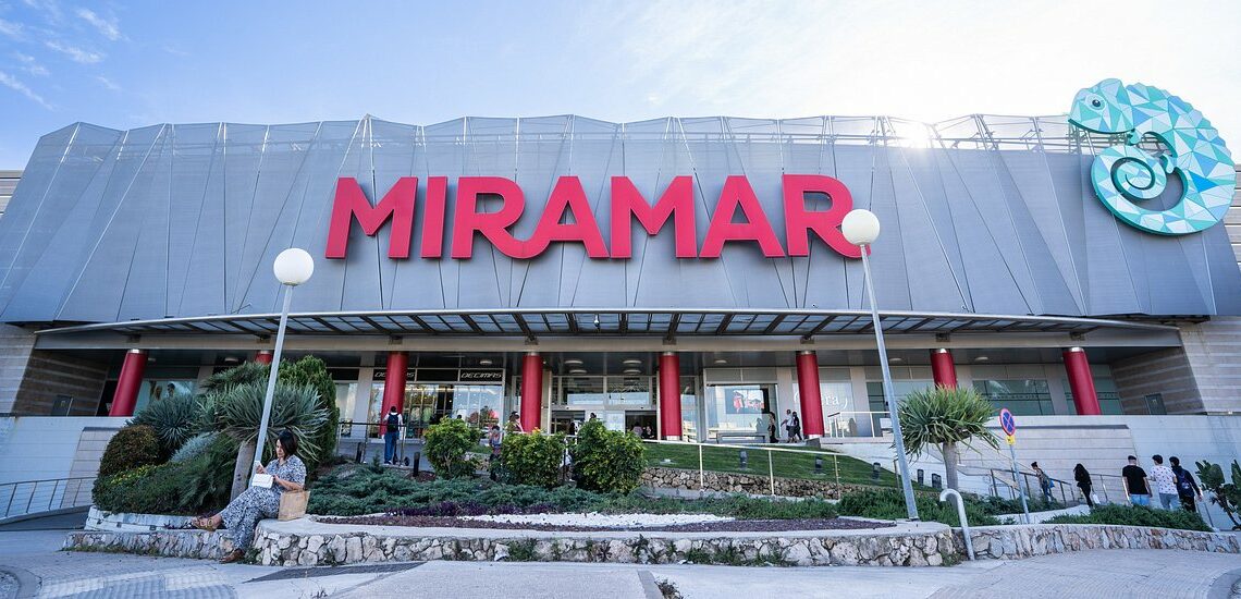 Un incendio en un cuarto de contadores del Miramar de Fuengirola obliga a su desalojo parcial