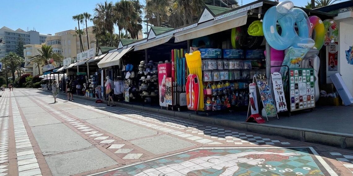 Benalmádena instaura un servicio de recogida de basuras en negocios del Paseo Marítimo durante el verano