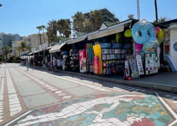 Benalmádena instaura un servicio de recogida de basuras en negocios del Paseo Marítimo durante el verano