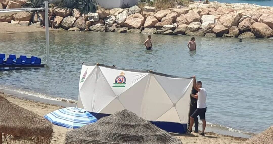 Fallece un hombre de 60 años mientras se bañaba en la playa del Faro de Marbella