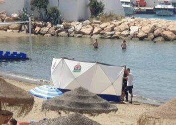 Fallece un hombre de 60 años mientras se bañaba en la playa del Faro de Marbella
