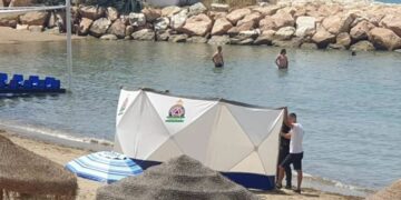 Fallece un hombre de 60 años mientras se bañaba en la playa del Faro de Marbella