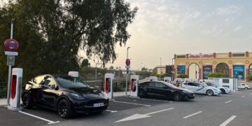 Llega a Málaga capital la primera estación de súper-cargadores Tesla