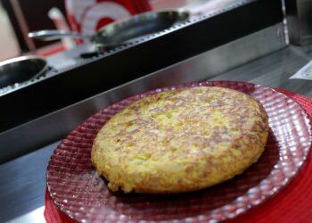 Andalucía estudia un caso sospechoso de botulismo asociado al consumo de tortillas de patatas envasadas