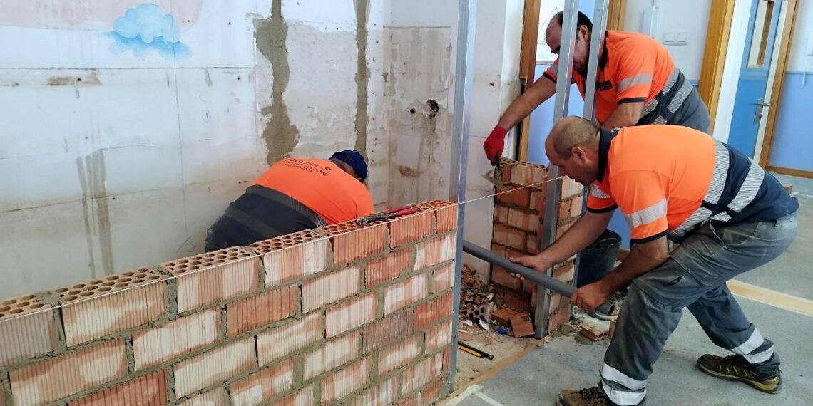 Más de un centenar de actuaciones de mejora en centros educativos de Estepona en el periodo estival