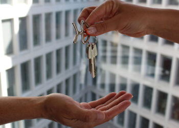 Andalucía abrirá en septiembre la convocatoria para solicitar el aval hipotecario para jóvenes