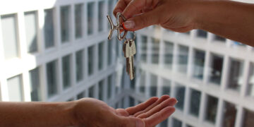 Andalucía abrirá en septiembre la convocatoria para solicitar el aval hipotecario para jóvenes