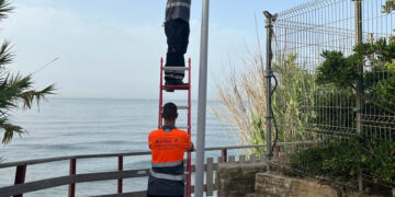 La Senda Litoral en Estepona, más eficiente con nuevas farolas solares LED