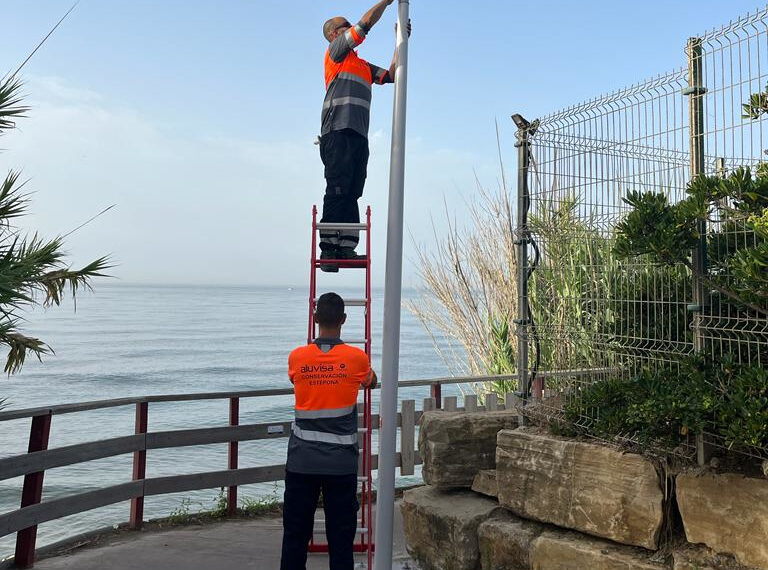 La Senda Litoral en Estepona, más eficiente con nuevas farolas solares LED