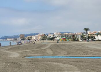 Las playas de Casares continúan en agosto en un estado impecable
