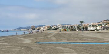 Las playas de Casares continúan en agosto en un estado impecable