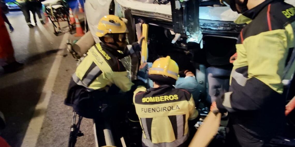 Los bomberos excarcelan a un conductor que quedó atrapado en su vehículo tras un accidente