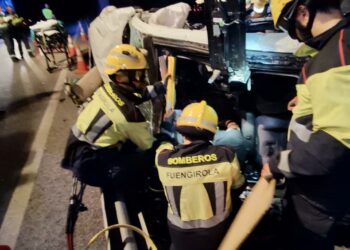 Los bomberos excarcelan a un conductor que quedó atrapado en su vehículo tras un accidente
