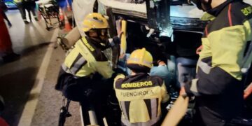 Los bomberos excarcelan a un conductor que quedó atrapado en su vehículo tras un accidente