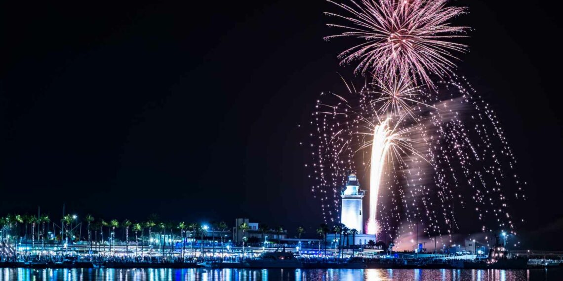 Fuegos artificiales, luminosos con drones y conciertos, entre los mas de 200 espectáculos de la Feria de Málaga