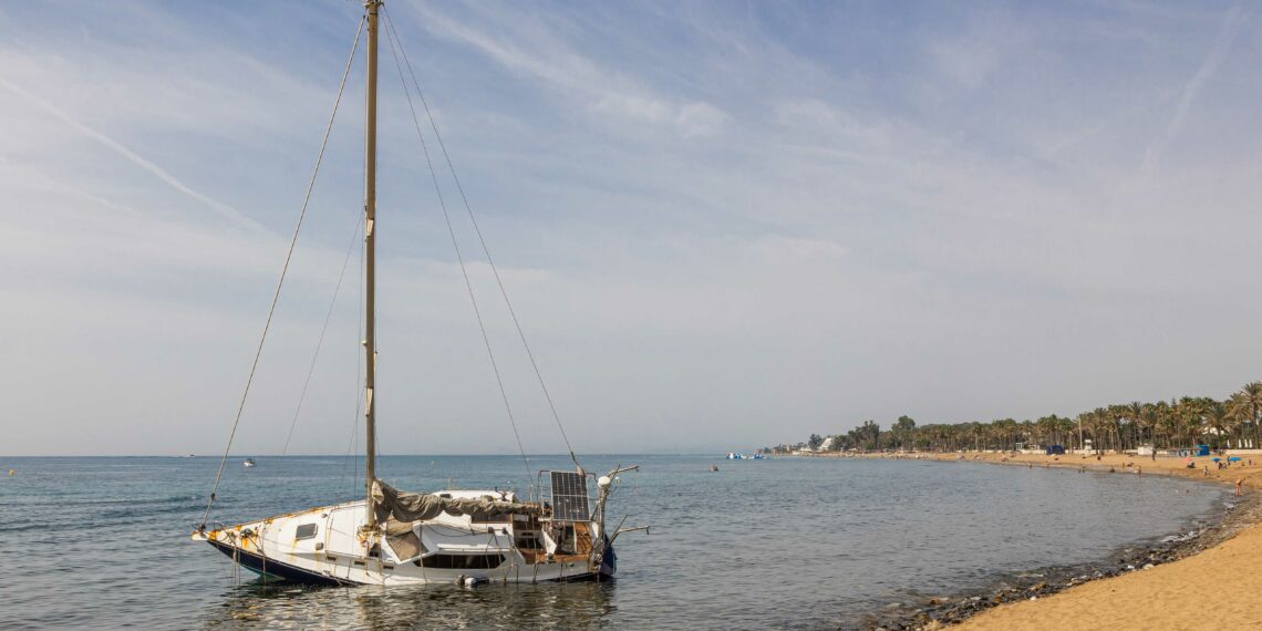 El Ayuntamiento retirará el velero encallado en la playa de San Pedro la próxima semana