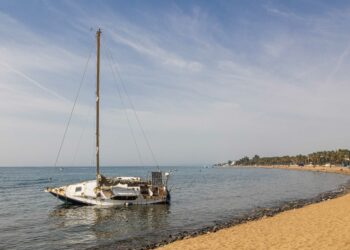 El Ayuntamiento retirará el velero encallado en la playa de San Pedro la próxima semana