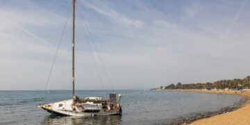 El Ayuntamiento retirará el velero encallado en la playa de San Pedro la próxima semana