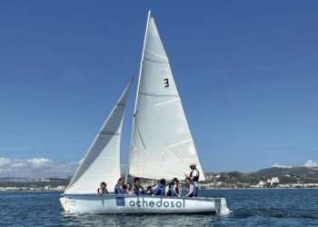 Los más pequeños toman el timón de la vela en Estepona