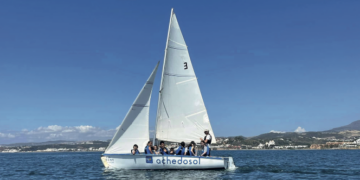 Los más pequeños toman el timón de la vela en Estepona