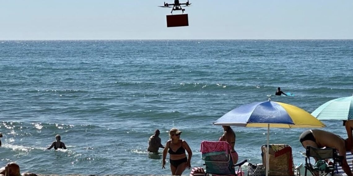 Fuengirola refuerza la seguridad de sus playas con el servicio de aerovigilancia con drones