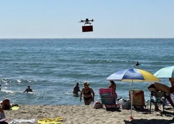 Fuengirola refuerza la seguridad de sus playas con el servicio de aerovigilancia con drones