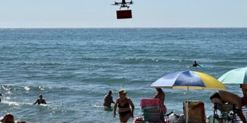 Fuengirola refuerza la seguridad de sus playas con el servicio de aerovigilancia con drones