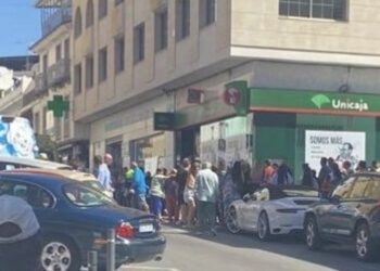 Herido de gravedad un hombre tras ser atropellado por un coche al dar marcha atrás en Marbella