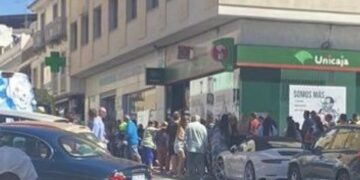 Herido de gravedad un hombre tras ser atropellado por un coche al dar marcha atrás en Marbella