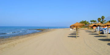 Detenido tras dar una paliza a su pareja y abandonarla en una playa en Marbella