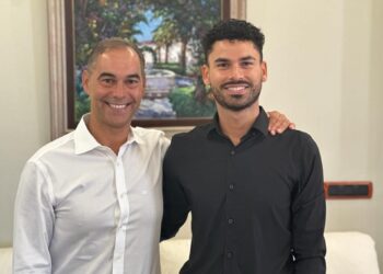 Benalmádena será municipio pionero en izar en el Ayuntamiento la bandera de las comunidades sordas