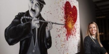 Laura Chaplin, nieta de Charles Chaplin, expone su obra pictórica en la Casa Las Tejerinas