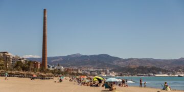 Buscan a dos hombres desaparecidos que practicaban paddle surf en la playa de la Misericordia