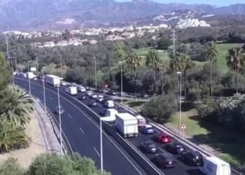 Un herido en una colisión en la A-7 en Marbella, que deja diez kilómetros de retenciones