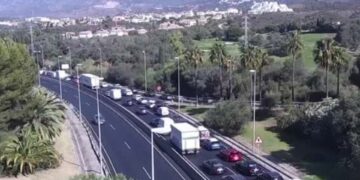Un herido en una colisión en la A-7 en Marbella, que deja diez kilómetros de retenciones